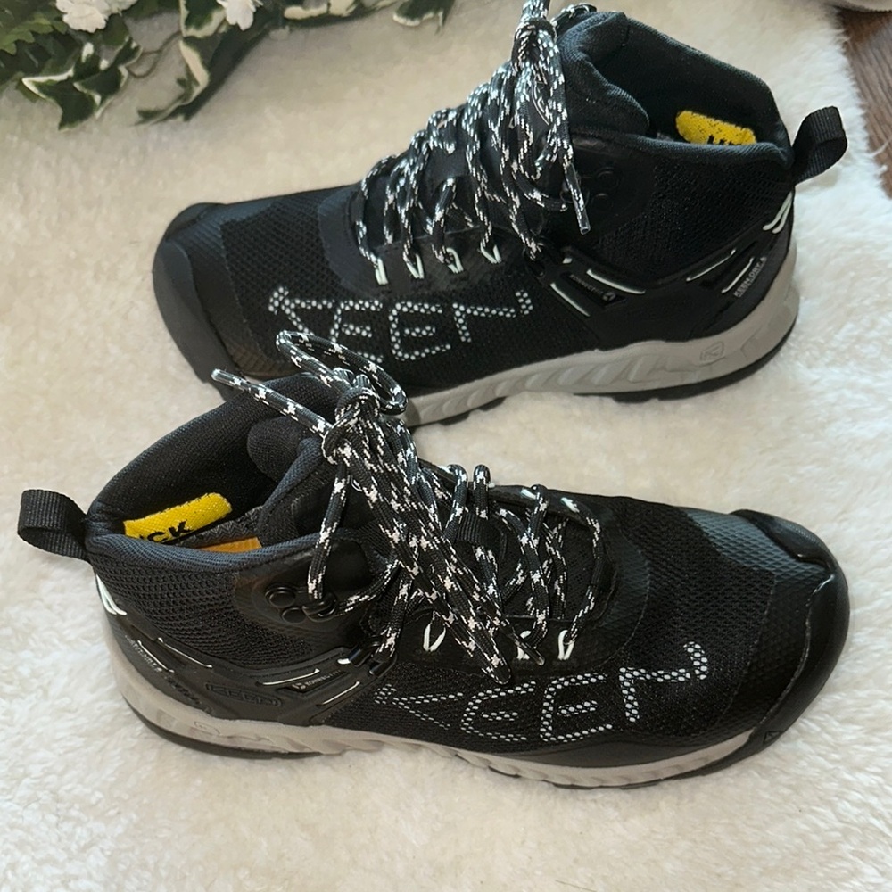 Nwt. Keen wayerproof Hiking Shoes